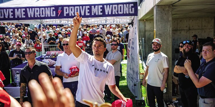 El activista y comentarista de derecha estadounidense Charlie Kirk poco antes de ser baleado, ayer.