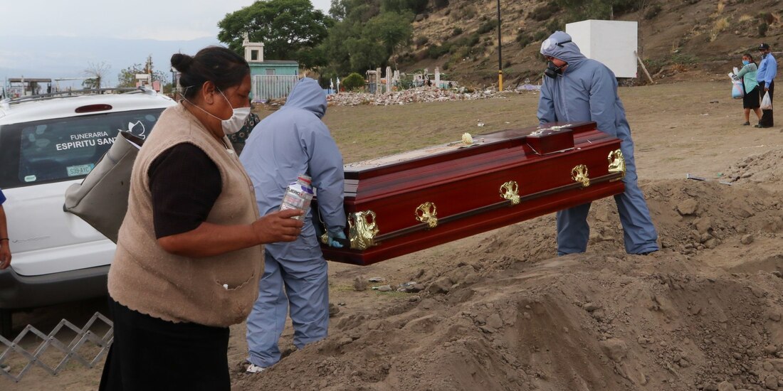 Inhumación en el panteón municipal Xico