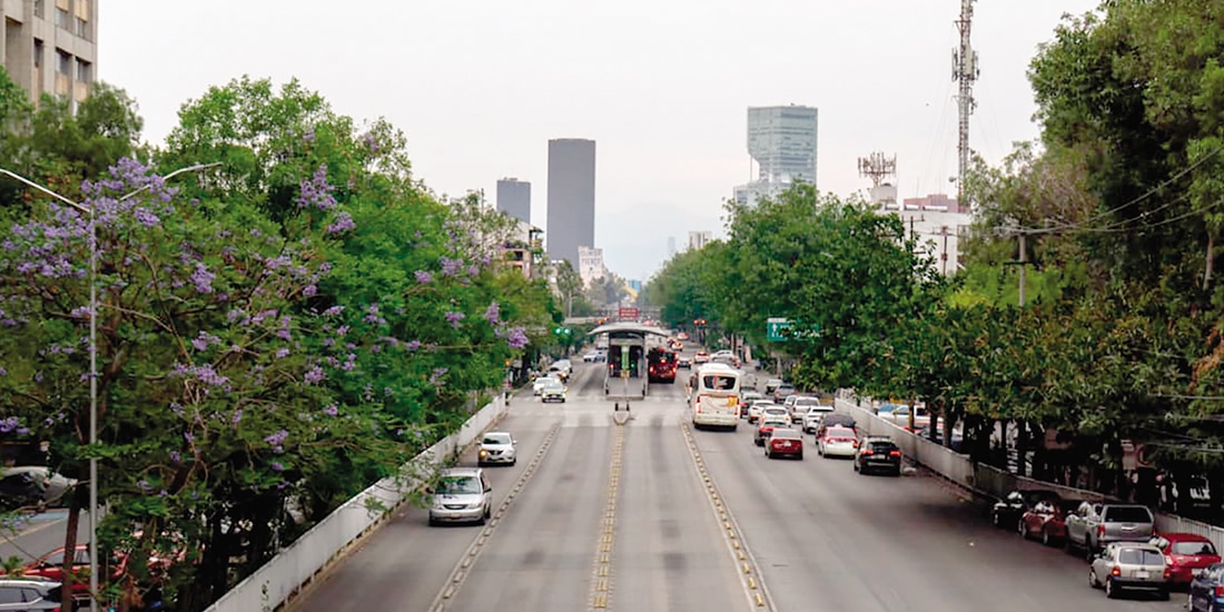 Vista aérea del Eje 1 Poniente, ayer, durante la contingencia ambiental.