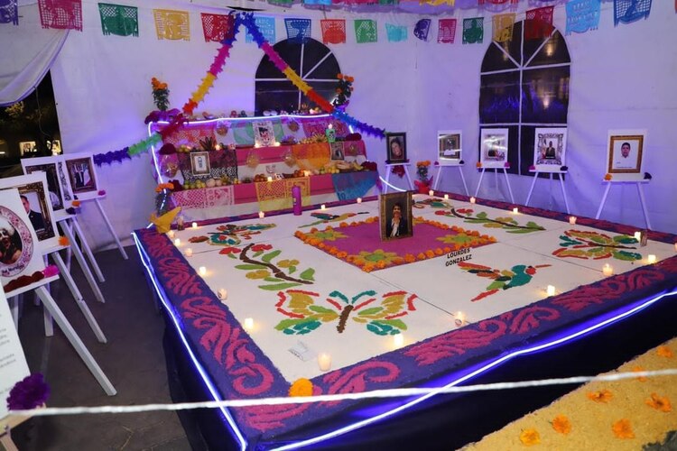 Los funcionarios de la alcaldía montaron ofrendas en el edificio cultural y en el edificio Benito Juárez, en memoria de la diputada Lourdes González, quien fue parte importante de nuestra comunidad y por todo su desempeño a favor de nuestros habitantes, siempre será recordada