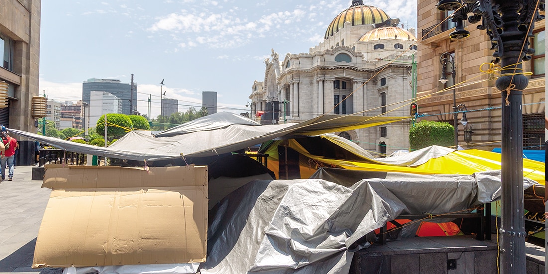 Los maestros de la CNTE no realizaron actividades ayer y permanecieron en su campamento, ubicado en la calle 5 de Mayo; sin embargo, anunciaron que hoy comienzan su huelga general.