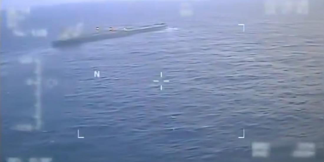 Captura de video de la grabación compartida por EU sobre la incautación del buque cerca de aguas venezolanas.