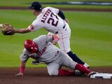 Kyle Schwarber, de Phillies, y José Altuve (27), de Astros, durante el Juego 1 de la Serie Mundial de la MLB.