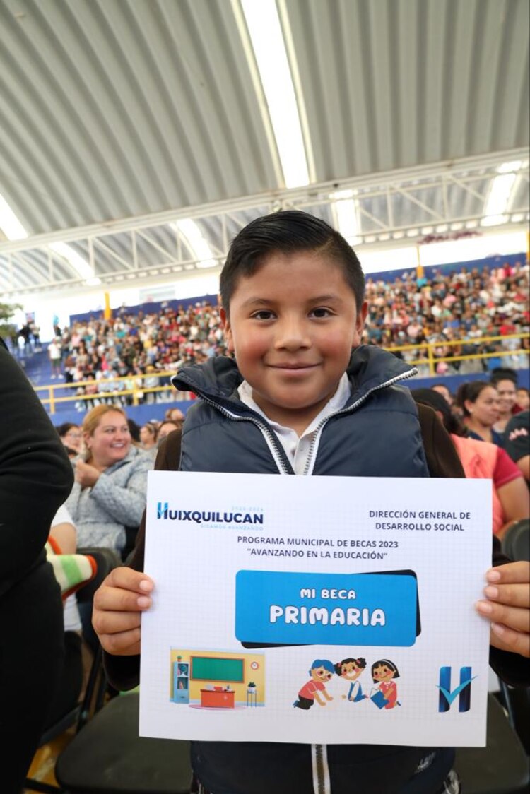 Estudiantes beneficiados expresan su gratitud por las becas escolares.