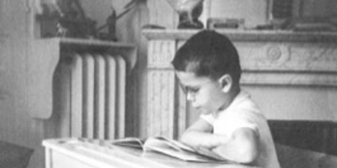 "Mi hermano es muy serio, nunca hace tonterías. Todo el tiempo lee libros de gente grande."