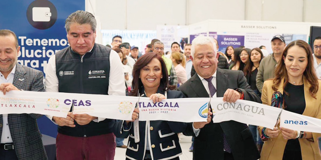 LA GOBERNADORA de Tlaxcala, Lorena
Cuéllar (c.), ayer, durante la inauguración