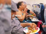 Familia causa furor en las redes sociales por comer un pollito rostizado completo en pleno vuelo.