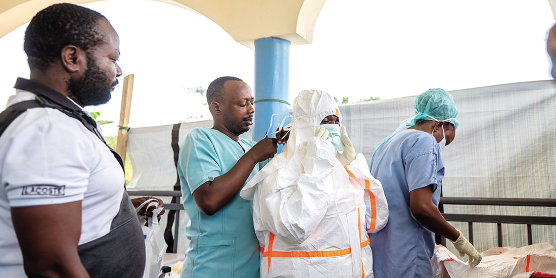 Trabajadores sanitarios se alistan con trajes en el centro de tratamiento del ébola en Rwampara, Congo, ayer.