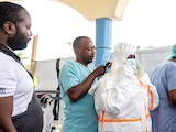 Trabajadores sanitarios se alistan con trajes en el centro de tratamiento del ébola en Rwampara, Congo, ayer.