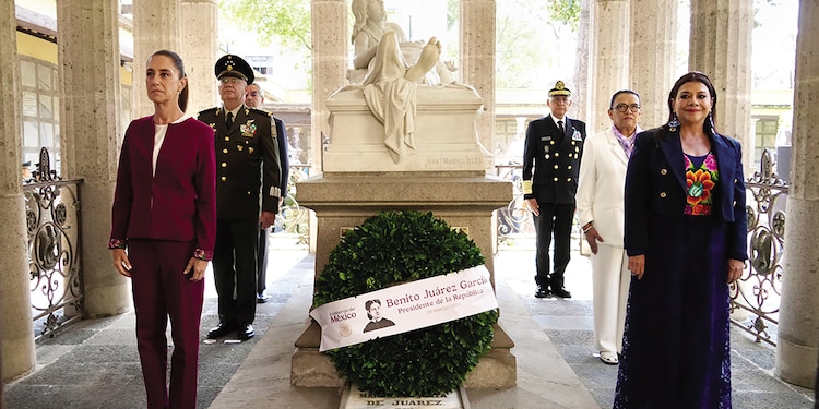 La Presidenta Claudia Sheinbaum (izq.), la Jefa de Gobierno, Clara Brugada, y secretarios de Estado, montan una guardia en homenaje a Margarita Maza, ayer.