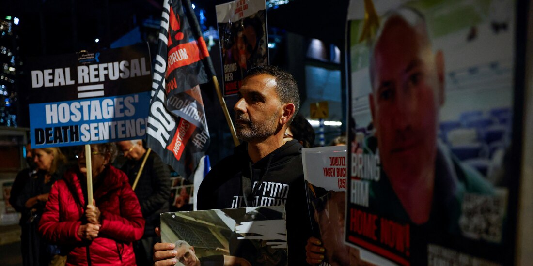 Residentes exigen el retorno de los más de 100 rehenes en Gaza, ayer; con pancartas acusan que el retraso es una sentencia de muerte.