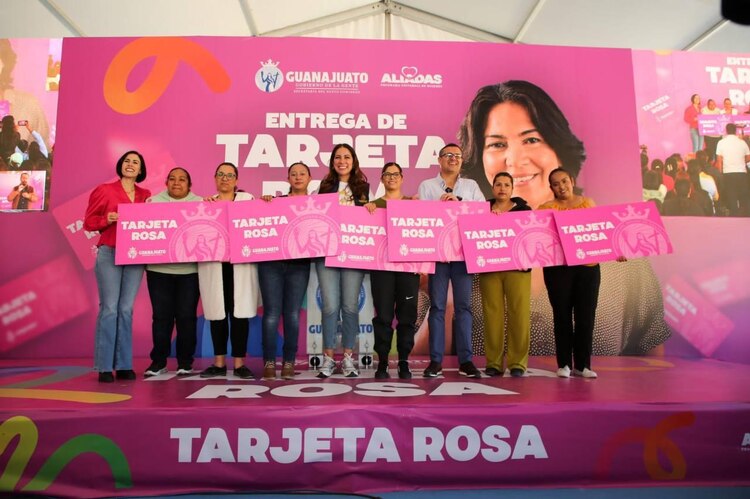 La Gobernadora Libia Dennise García, acompañada de mujeres de San José Iturbide, durante la entrega simbólica de las Tarjetas Rosas.