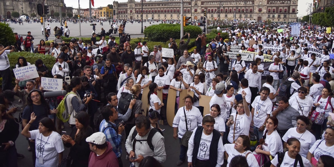 Aspecto de una marcha en CDMX por las víctimas de los sismos de 1985 y 2017.