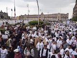 Aspecto de una marcha en CDMX por las víctimas de los sismos de 1985 y 2017.