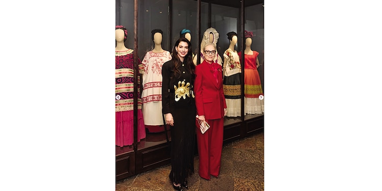 Las actrices recorrieron parte de la Casa Azul, donde Anne Hathaway compartió la admiración que siente por la pintora mexicana Frida Kahlo.