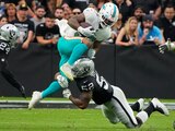 Una acción del duelo entre los Dolphins y Raiders de la NFL