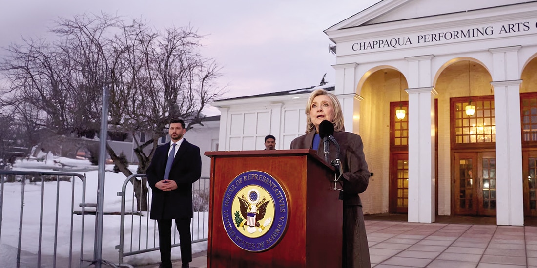 La exsecretaria
de Estado, Hillary Clinton, habla con los medios, ayer.