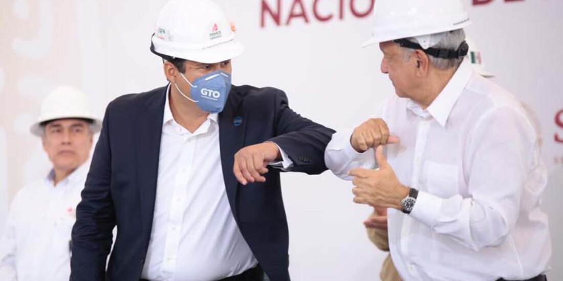 El gobernador Diego Sinhue Rodríguez (izq.) saluda a sana distancia al Presidente Andrés Manuel López Obrador.