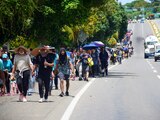 Los migrantes salieron de Tapachula rumbo al municipio de Huixtla, ayer.
