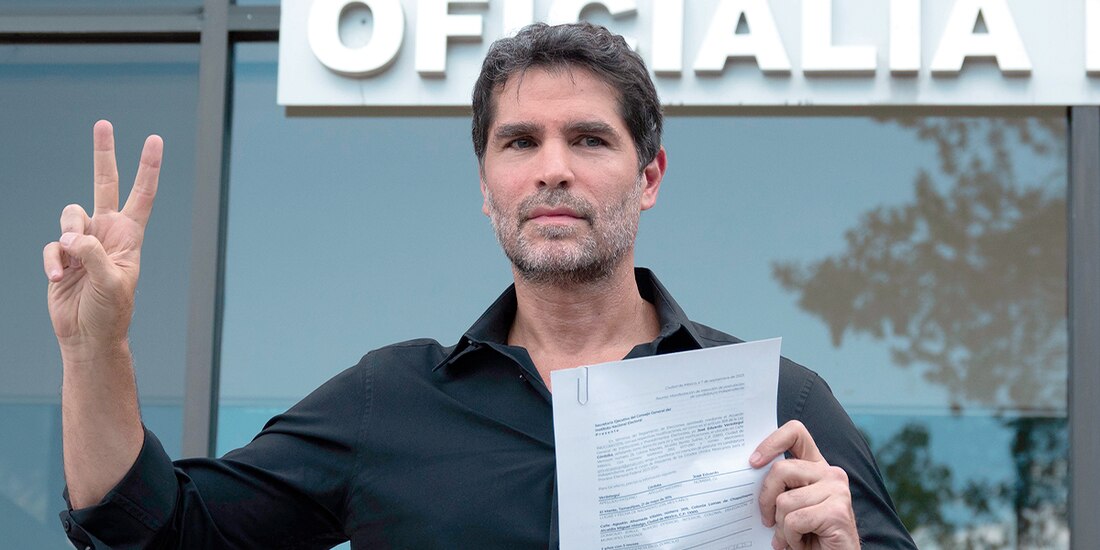 El actor Eduardo Verástegui en la sede del INE, el jueves, durante su registro a candidato independiente.