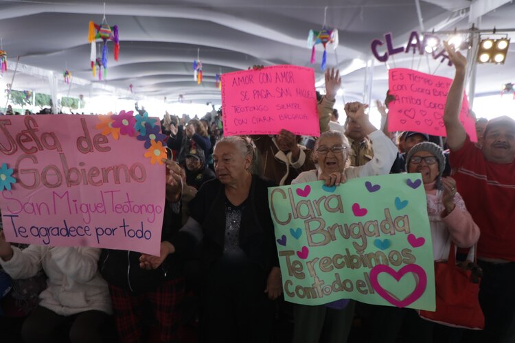Vecinos de San Miguel Teotongo saludan a Clara Brugada.