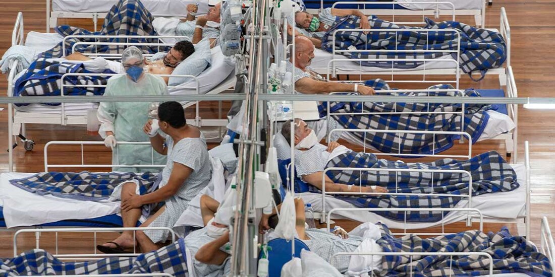 Enfermos de Covid-19 reciben cuidados en un hospital improvisado en un gimnasio de Sao Paulo, el pasado lunes.