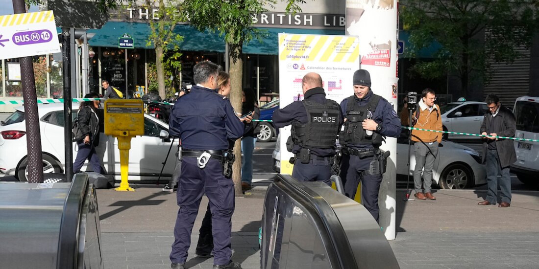 Policías desalojan la estación en la que una mujer lanzó amagos terroristas al grito de “Alá”, ayer.
