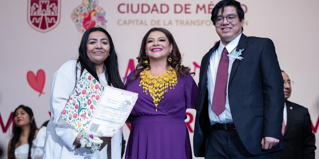 La Jefa de Gobierno, Clara Brugada, con una de las parejas que participó en la boda colectiva.