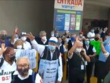 Adultos mayores protestan frente a las oficinas de Walmart, en CDMX, este martes.