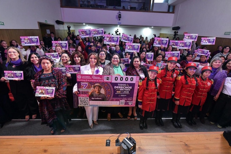 Autoridades de la Lotería Nacional y el Gobierno de México develan el billete conmemorativo del 8 de marzo.
