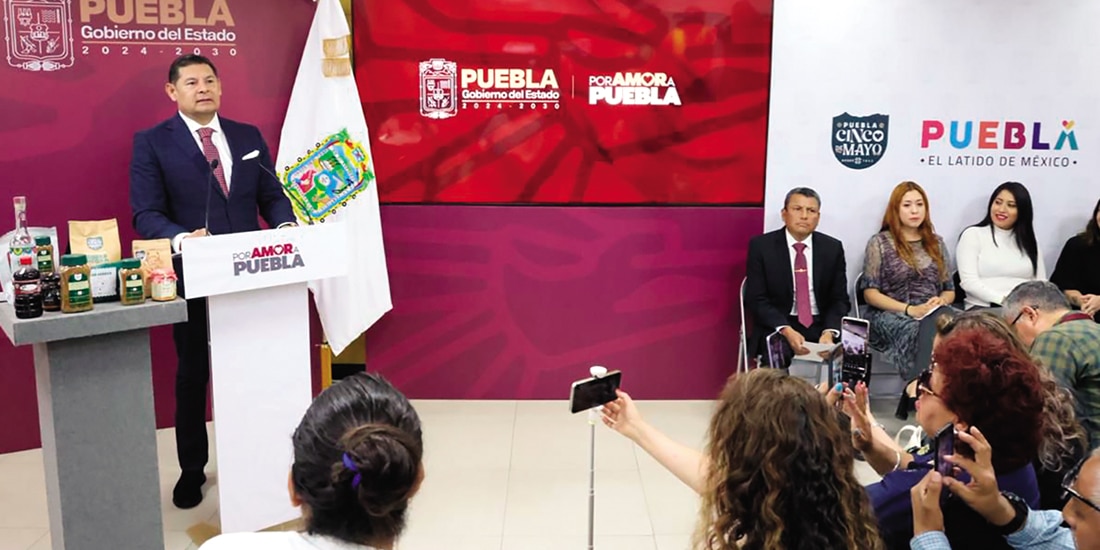 El gobernador de Puebla, Alejandro Armenta, ayer, en conferencia de prensa.