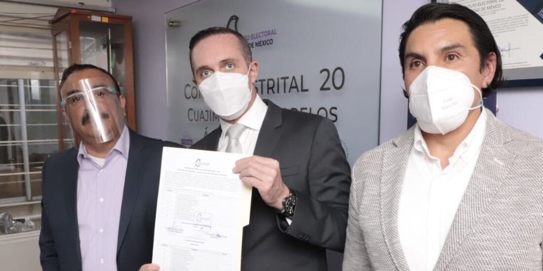 Adrián Rubalcava recibió la constancia que lo nombra como candidato electo.
