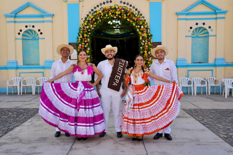 Delegación de Santiago Pinotepa Nacional participó en la Guelaguetza Serrana 2026.
