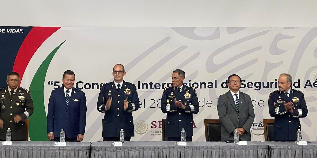 Funcionarios durante el evento.