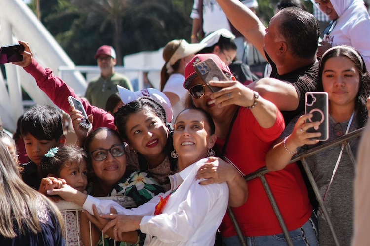 La Presidenta de México durante la entrega de documentos que benefician a 82 mil personas en Nayarit.