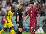 El árbitro Daniele Orsato, da indicaciones durante el partido Qatar vs Ecuador de la Copa del Mundo 2022.