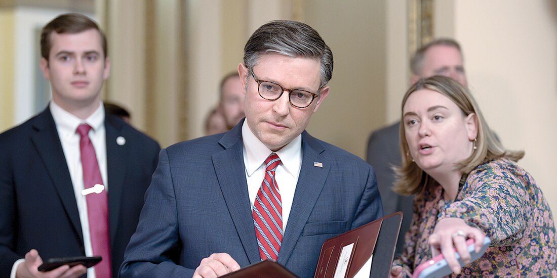 El presidente de la Cámara de Representantes, tras aprobar el paquete de ayuda, ayer, en Washington.