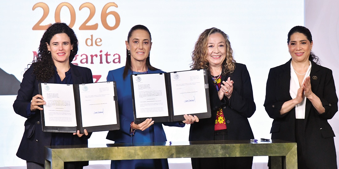 Claudia Sheinbaum (2.a de izq. a der.) firmó la iniciativa, ayer, en Palacio Nacional.