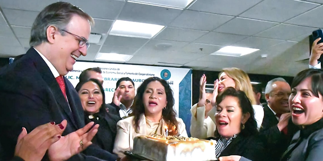 EBRARD fue sorprendido por la bancada morenista con un pastel por su cumpleaños, ayer, en San Lázaro.