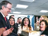 EBRARD fue sorprendido por la bancada morenista con un pastel por su cumpleaños, ayer, en San Lázaro.