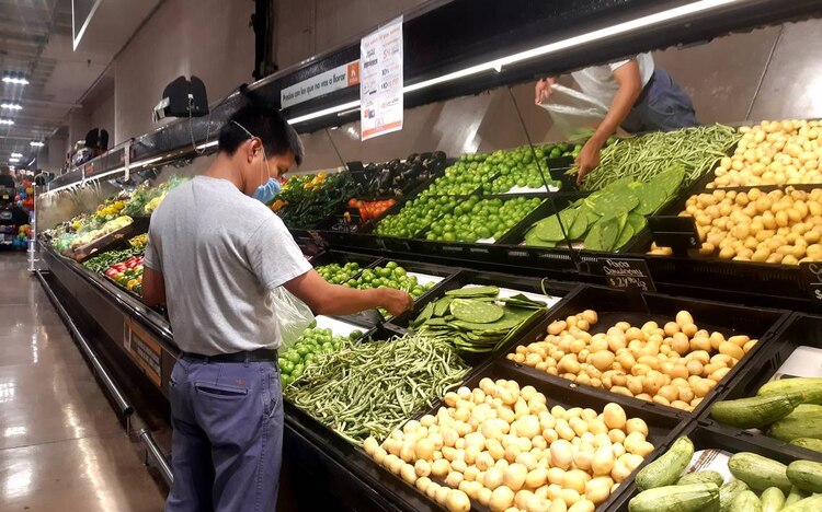 Canasta básica se encuentra en diversos precios en los supermercados del centro del país.