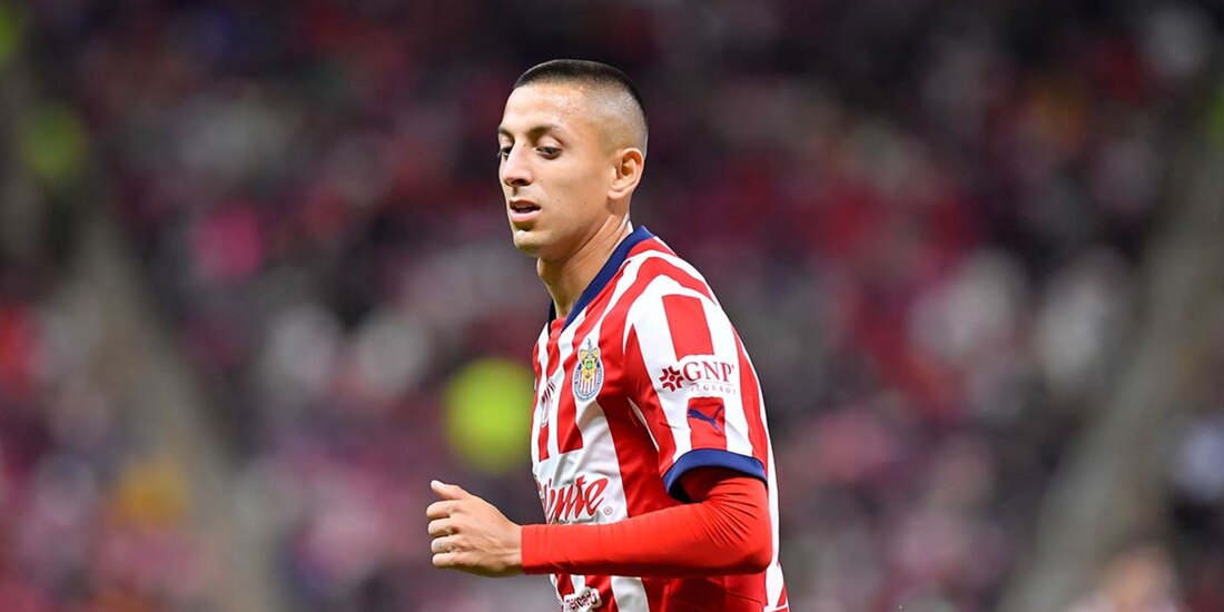 Roberto Alvarado durante un partido de Chivas en el Apertura 2024 de la Liga MX.