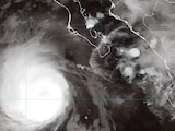 Imagen satelital del Huracán "Polo" cerca de Baja California Sur.