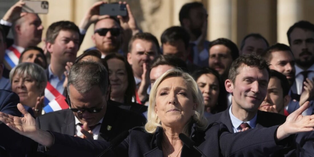 Marine Le Pen, ayer, en una protesta en París.