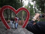 Capitalinos celebran el día del Amor y la amistad visitando la Alameda Central.