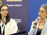 Tania Morales (d.), fundadora de la Asociación para las Infancias Trans, en foto de archivo.