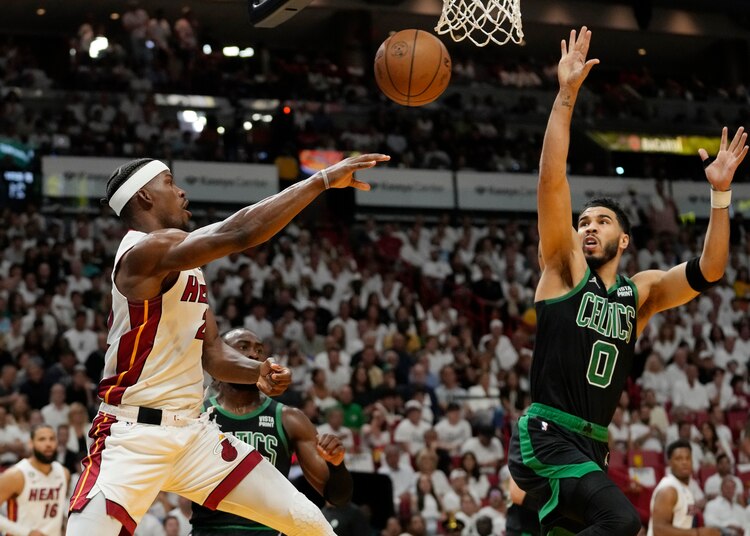 El alero de los Boston Celtics, Jayson Tatum (0), intenta bloquear al alero del Miami Heat, Jimmy Butler (22), durante el Juego 3 de las finales de la Conferencia Este de los playoffs de la NBA