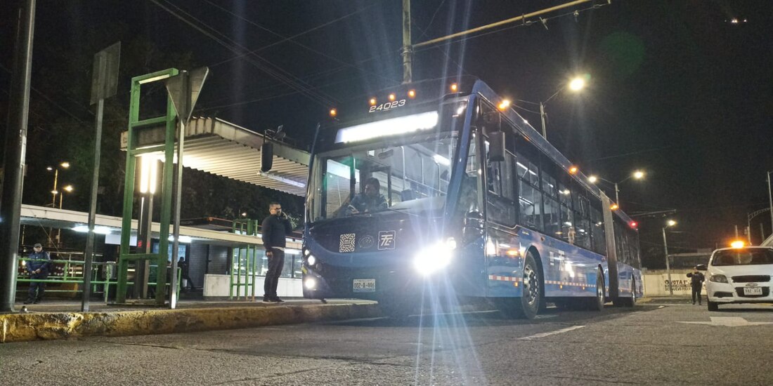 Trolebús inaugura la Línea 13, que va de Mixcoac a Constitución de 1917.