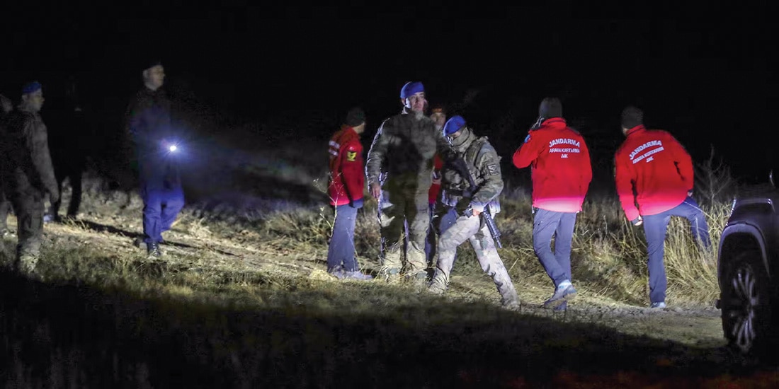 FUERZAS de seguridad turcas trabajan en el lugar del accidente del avión, ayer