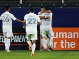"Chicharito" Hernández festeja su anotación contra el Seattle Sounders con algunos de sus compañeros del Galaxy.